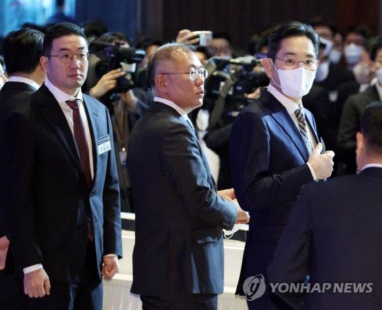 이재용 삼성전자 회장과 정의선 현대자동차그룹 회장, 구광모 LG그룹 회장이 지난 1월 2일 오후 서울 강남구 코엑스에서 열린 2023 경제계 신년인사회에 참석하고 있다. 연합뉴스